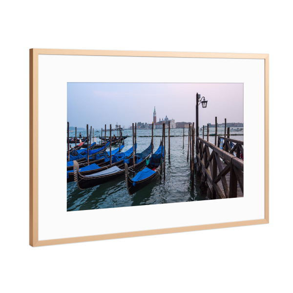 Poster mit Rahmen Kupfer "Gondeln, Steg und Laterne" artboxONE - Reise,Architektur,Städte / Venedig,Reise / Länder