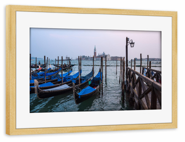 Poster mit Rahmen kiefer "Gondeln, Steg und Laterne" artboxONE - Reise,Architektur,Städte / Venedig,Reise / Länder