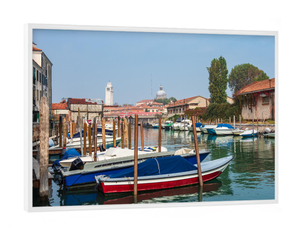 Poster mit weißem Rahmen "Boote und Turm in Venedig" artboxONE - Reise,Architektur,Städte / Venedig,Reise / Länder