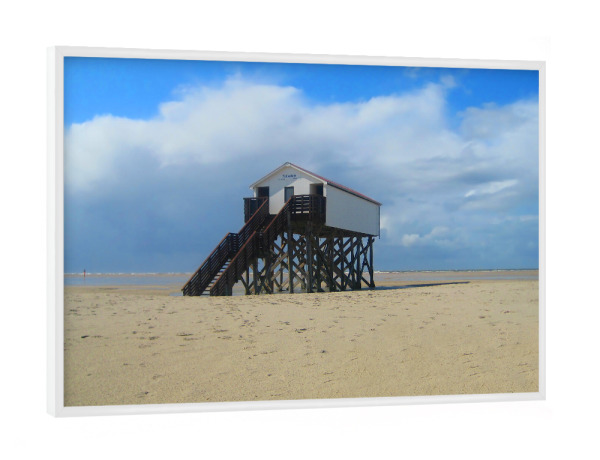 Poster mit weißem Rahmen "Holzhaus auf Stelzen" artboxONE - Natur,Architektur,Reise / Strand und Meer