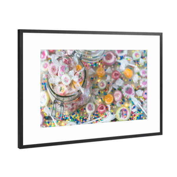 Poster mit Rahmen Schwarz (Metallic) "Süßigkeiten im Glas" artboxONE - Essen & Trinken - Süßes,Bonbons,Bunt,Glas,Süßigkeiten,Colorful