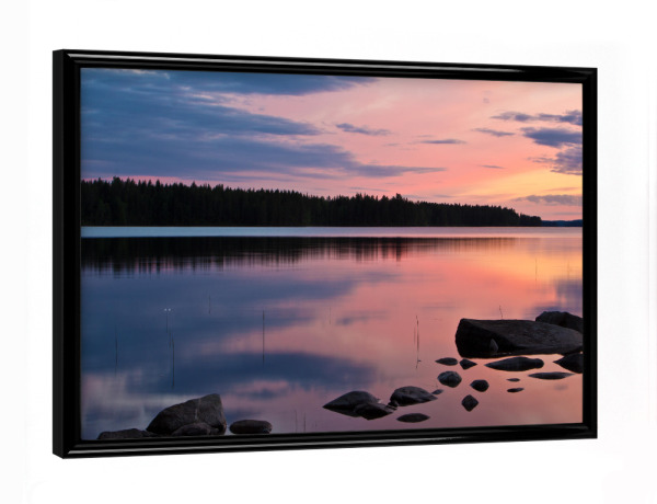Poster mit schwarzem Rahmen "Steine im See in Finnland" artboxONE - Natur,Reise,Reise / Länder