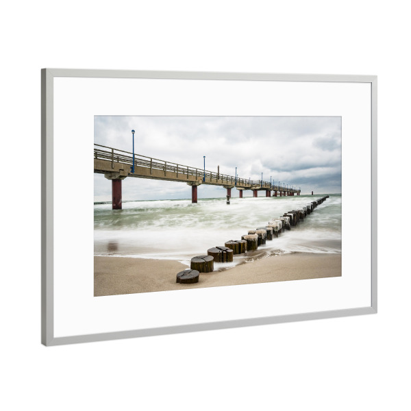 Poster mit Rahmen Silber "Zingst Seebrücke und Buhne" artboxONE - Natur,Reise,Architektur,Reise / Strand und Meer