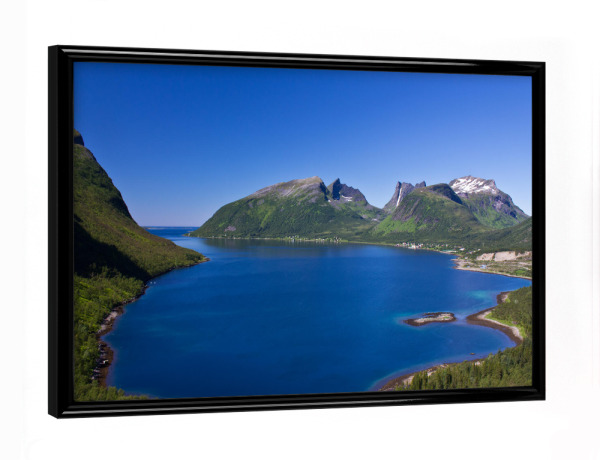 Poster mit schwarzem Rahmen "Bergsfjord auf Senja in Norwegen" artboxONE - Natur,Reise,Reise / Strand und Meer,Reise / Länder