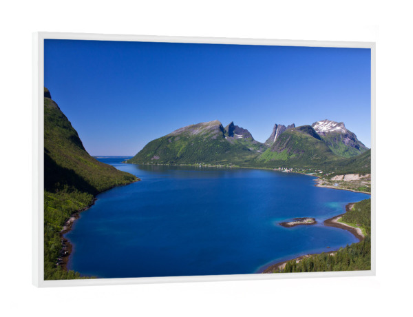 Poster mit weißem Rahmen "Bergsfjord auf Senja in Norwegen" artboxONE - Natur,Reise,Reise / Strand und Meer,Reise / Länder