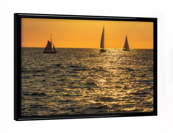 Poster mit schwarzem Rahmen "Segelboote im Sonnenuntergang" artboxONE - Natur,Reise,Reise / Strand und Meer