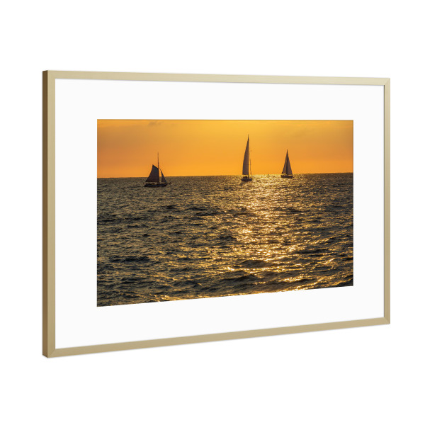 Poster mit Rahmen Gold "Segelboote im Sonnenuntergang" artboxONE - Natur,Reise,Reise / Strand und Meer