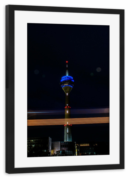 Poster mit Rahmen schwarz "Stadtlichter am Rheinturm" artboxONE - Architektur,Automobile,Städte / Düsseldorf