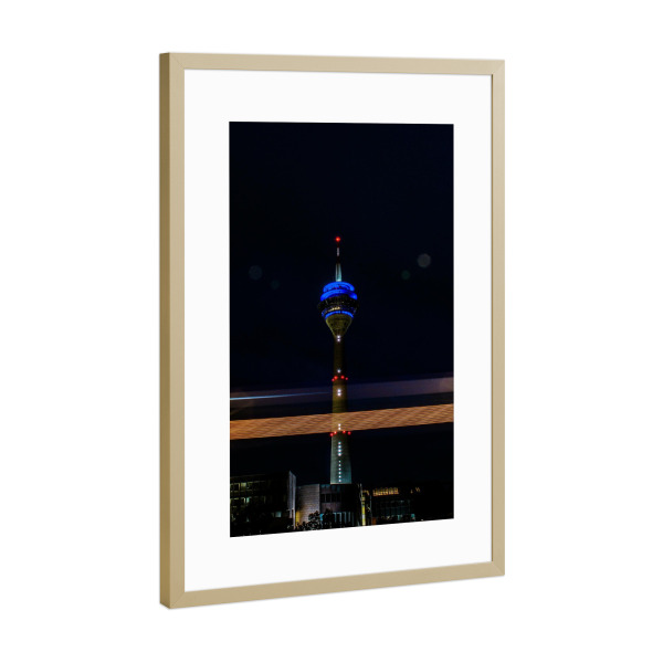 Poster mit Rahmen Gold "Stadtlichter am Rheinturm" artboxONE - Architektur,Automobile,Städte / Düsseldorf