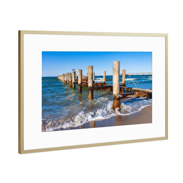 Poster mit Rahmen Gold "Buhne, Wellen und Möwen" artboxONE - Natur,Reise,Reise / Strand und Meer