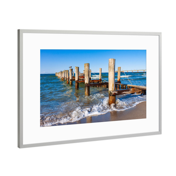 Poster mit Rahmen Silber "Buhne, Wellen und Möwen" artboxONE - Natur,Reise,Reise / Strand und Meer