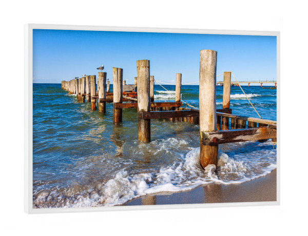 Poster mit weißem Rahmen "Buhne, Wellen und Möwen" artboxONE - Natur,Reise,Reise / Strand und Meer