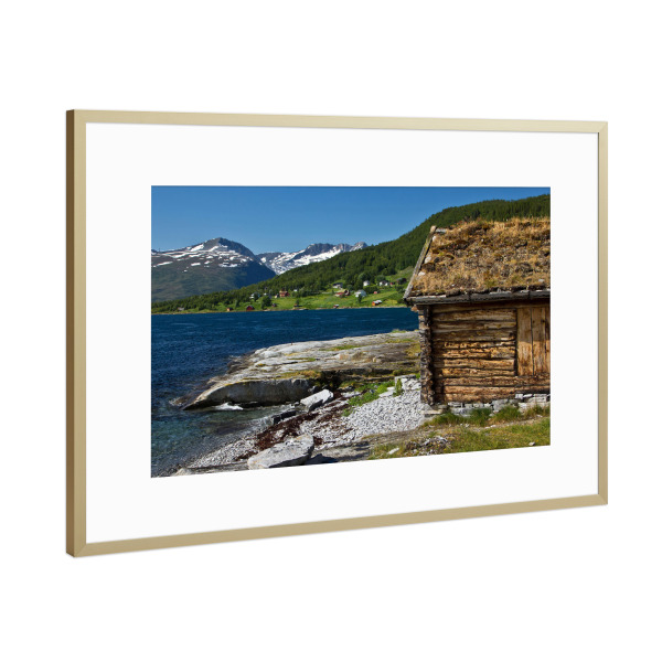 Poster mit Rahmen Gold "Holzhütte am Fjord" artboxONE - Natur,Reise,Architektur,Reise / Strand und Meer,Reise / Länder