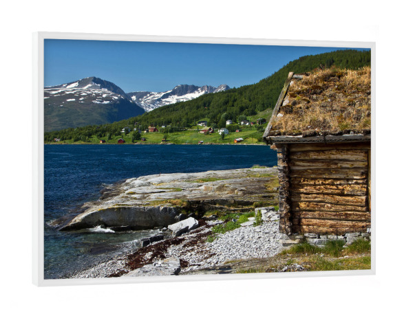 Poster mit weißem Rahmen "Holzhütte am Fjord" artboxONE - Natur,Reise,Architektur,Reise / Strand und Meer,Reise / Länder