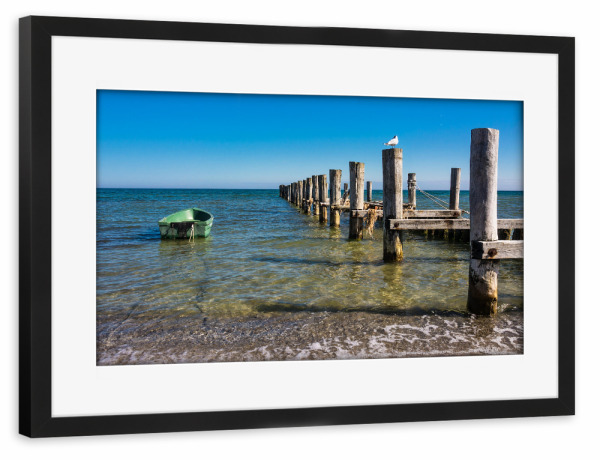Poster mit Rahmen schwarz "Buhne, Boot und Möwe" artboxONE - Natur,Reise,Reise / Strand und Meer