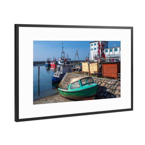Poster mit Rahmen Schwarz (Metallic) "Fischereihafen in Sassnitz" artboxONE - Natur,Reise,Architektur,Reise / Strand und Meer