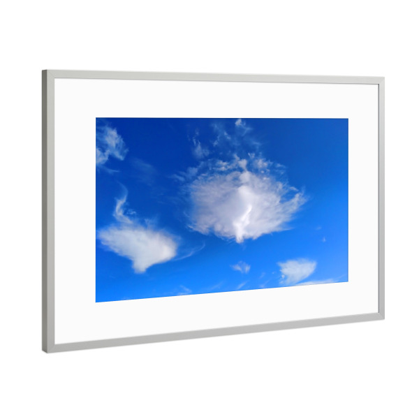 Poster mit Rahmen Silber "Geheimnisvolle Wolken" artboxONE - Natur,Reise - Himmel,Wolke,Blau,Weiss,Geheimnis,Ufo,Schleier,Soft,Weich,Fliegen,Sky