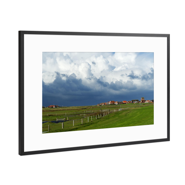 Poster mit Rahmen Schwarz (Metallic) "Blick auf die Häuser von Baltrum" artboxONE - Natur,Reise