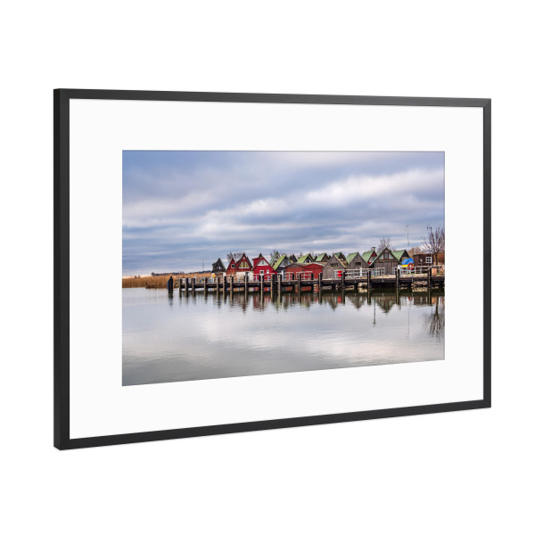 Poster mit Rahmen Schwarz (Metallic) "Bootshaus am Bodden" artboxONE - Natur,Reise,Architektur