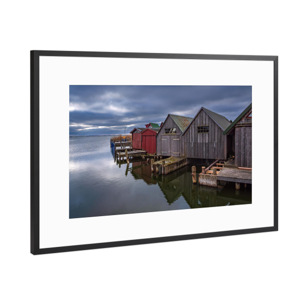 Poster mit Rahmen Schwarz (Metallic) "Ahrenshoop Bootshäuser" artboxONE - Natur,Reise,Architektur