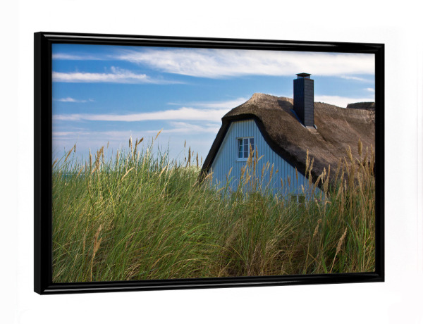 Poster mit schwarzem Rahmen "Haus in den Dünen in Ahrenshoop" artboxONE - Natur,Reise,Architektur,Reise / Strand und Meer