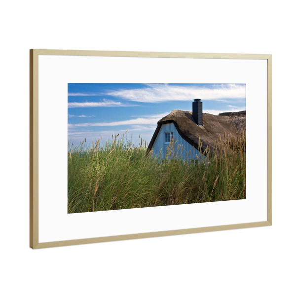 Poster mit Rahmen Gold "Haus in den Dünen in Ahrenshoop" artboxONE - Natur,Reise,Architektur,Reise / Strand und Meer