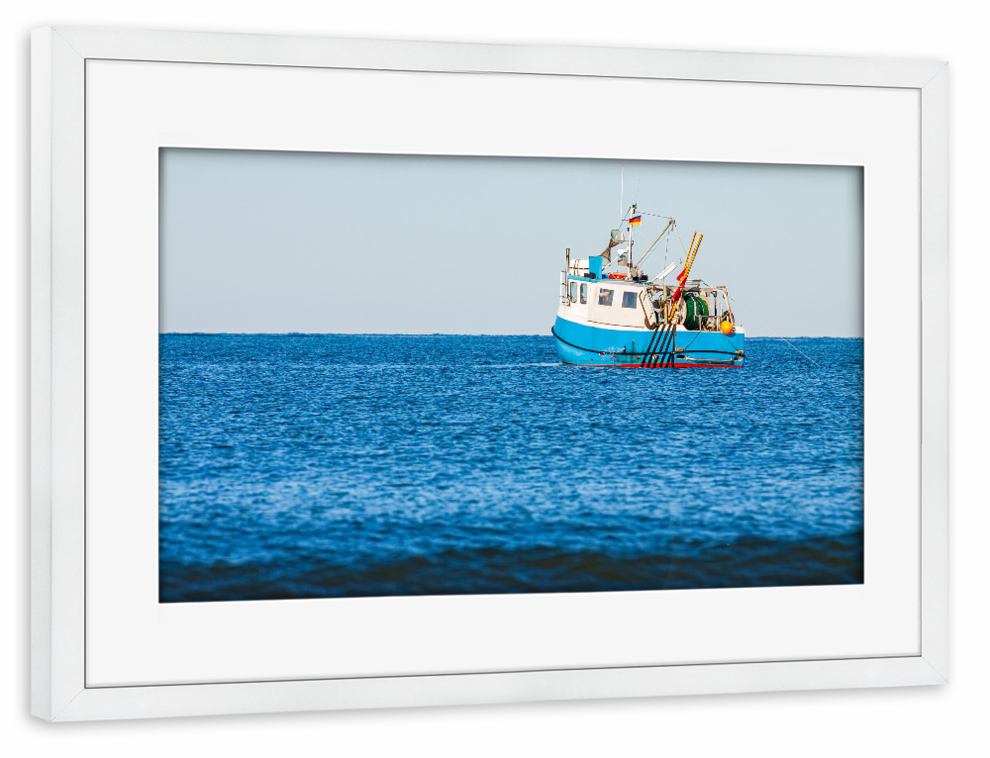 Poster mit Rahmen weiß "Ostsee mit Fischerboot" artboxONE - Natur,Reise,Reise / Strand und Meer