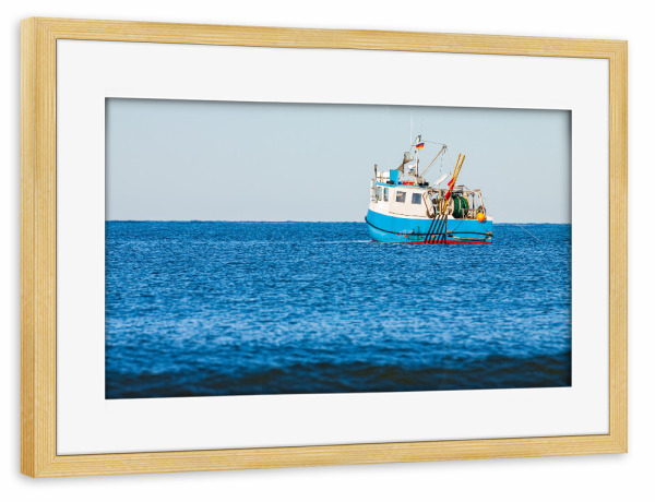 Poster mit Rahmen kiefer "Ostsee mit Fischerboot" artboxONE - Natur,Reise,Reise / Strand und Meer