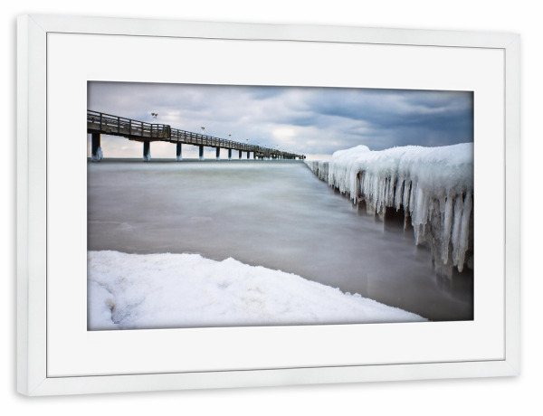 Poster mit Rahmen weiß "Seebrücke und Buhne" artboxONE - Natur,Reise,Architektur,Reise / Strand und Meer