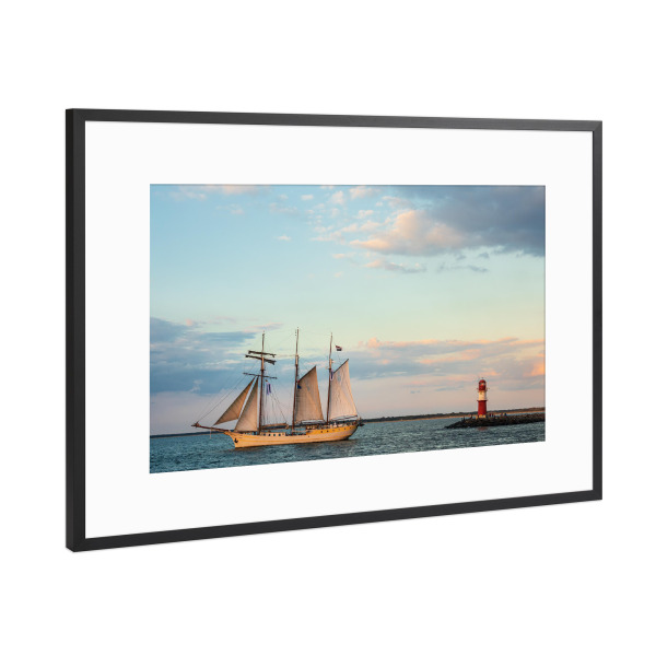Poster mit Rahmen Schwarz (Metallic) "Segelschiff und Mole" artboxONE - Natur,Reise,Architektur,Reise / Strand und Meer