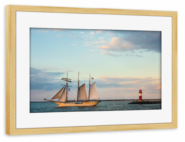 Poster mit Rahmen kiefer "Segelschiff und Mole" artboxONE - Natur,Reise,Architektur,Reise / Strand und Meer