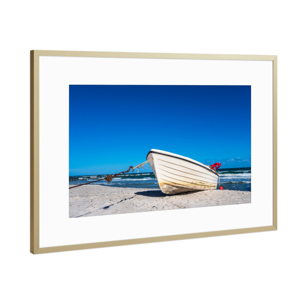 Poster mit Rahmen Gold "Ein Fischerboot in Zingst" artboxONE - Natur,Reise,Reise / Strand und Meer