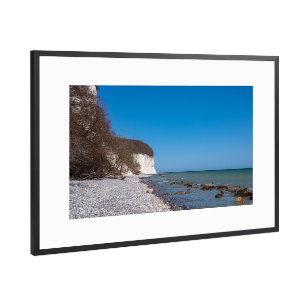 Poster mit Rahmen Schwarz (Metallic) "Kreidefelsen, Bäume und Steine" artboxONE - Natur,Reise,Reise / Strand und Meer