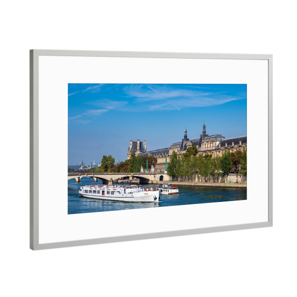Poster mit Rahmen Silber "Seine mit Schiffen in Paris" artboxONE - Reise,Architektur,Städte / Paris
