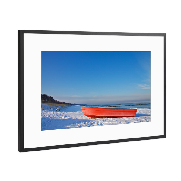 Poster mit Rahmen Schwarz (Metallic) "Rotes Fischerboot in Zingst" artboxONE - Natur,Reise,Reise / Strand und Meer