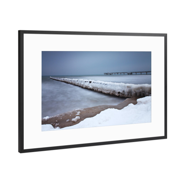 Poster mit Rahmen Schwarz (Metallic) "Seebrücke im Winter" artboxONE - Natur,Reise,Architektur,Reise / Strand und Meer