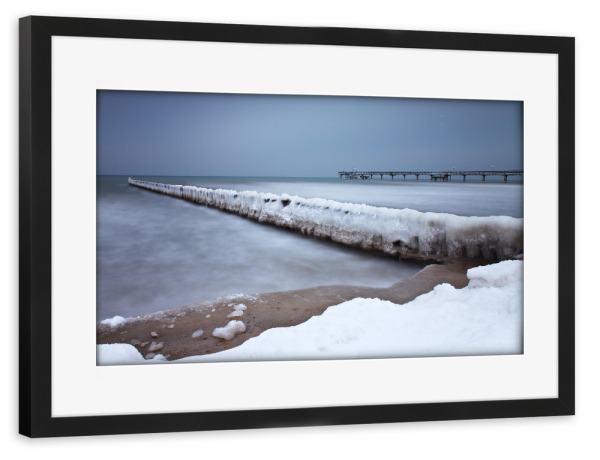 Poster mit Rahmen schwarz "Seebrücke im Winter" artboxONE - Natur,Reise,Architektur,Reise / Strand und Meer