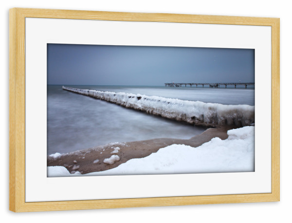 Poster mit Rahmen kiefer "Seebrücke im Winter" artboxONE - Natur,Reise,Architektur,Reise / Strand und Meer