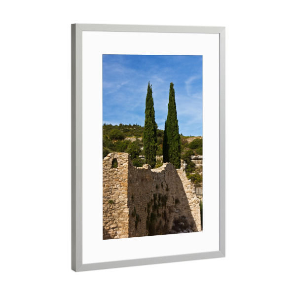 Poster mit Rahmen Silber "Alte Mauer mit Zypressen" artboxONE - Natur,Reise,Architektur,Reise / Länder
