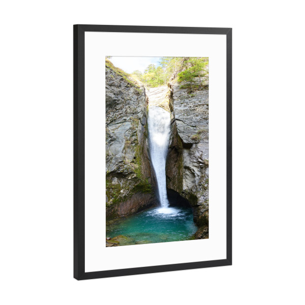 Poster mit Rahmen Schwarz (Metallic) "Wasserfall in den Bergen" artboxONE - Natur,Reise