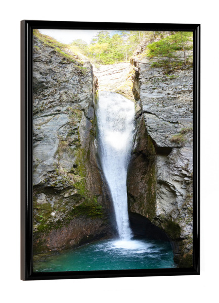 Poster mit schwarzem Rahmen "Wasserfall in den Bergen" artboxONE - Natur,Reise