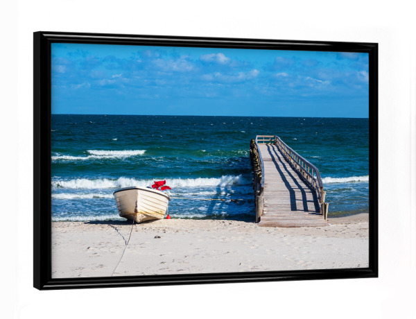 Poster mit schwarzem Rahmen "Boot, Wellen und Steg" artboxONE - Natur,Reise,Architektur,Reise / Strand und Meer