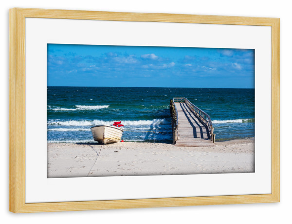 Poster mit Rahmen kiefer "Boot, Wellen und Steg" artboxONE - Natur,Reise,Architektur,Reise / Strand und Meer