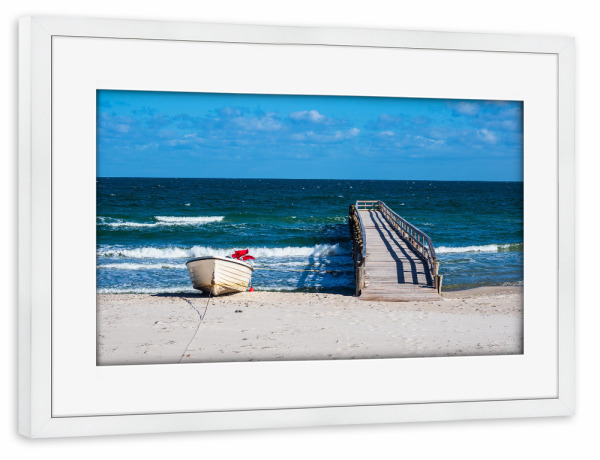 Poster mit Rahmen weiß "Boot, Wellen und Steg" artboxONE - Natur,Reise,Architektur,Reise / Strand und Meer