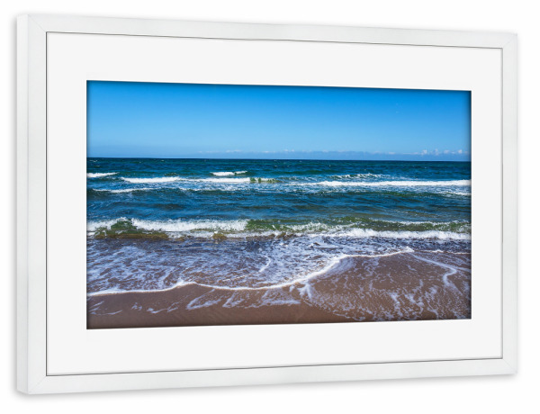 Poster mit Rahmen weiß "Strand am Meer mit Wellen" artboxONE - Natur,Reise,Reise / Strand und Meer