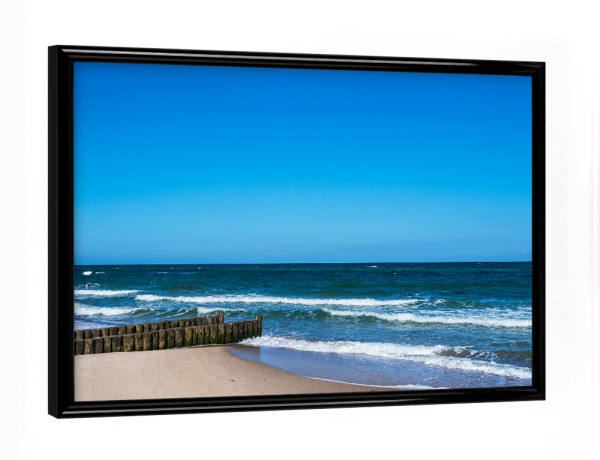 Poster mit schwarzem Rahmen "Buhne, Wellen und Strand" artboxONE - Natur,Reise,Reise / Strand und Meer