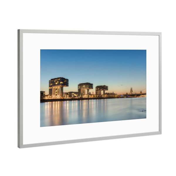 Poster mit Rahmen Silber "Köln Skyline am Abend" artboxONE - Städte / Köln,Reise,Architektur