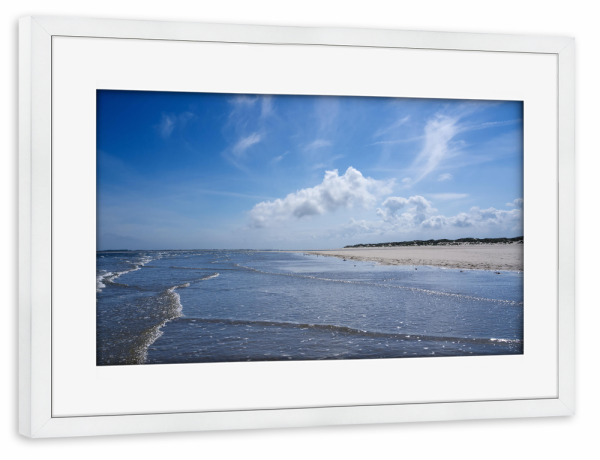 Poster mit Rahmen weiß "Strand Baltrum, Meer und Wolken" artboxONE - Natur,Reise,Reise / Strand und Meer,Reise / Länder