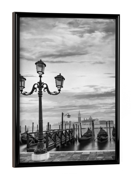 Poster mit schwarzem Rahmen "VENEDIG Monochrome Gondeln" artboxONE - Städte / Venedig