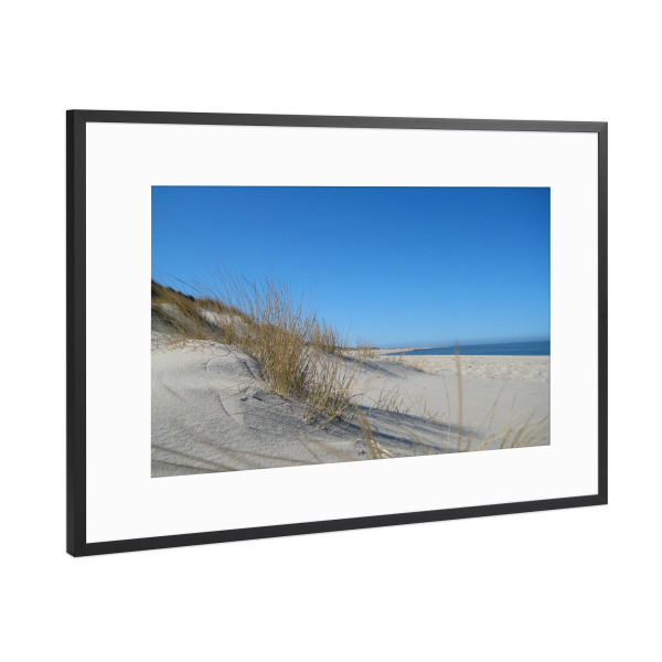 Poster mit Rahmen Schwarz (Metallic) "Dünen und Leuchtturm in der Ferne" artboxONE - Natur,Architektur,Reise / Strand und Meer